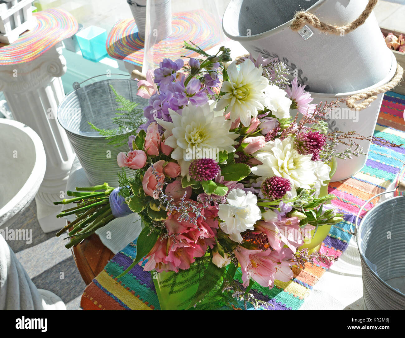 Foto von einem bunten Sommer Brautstrauß überfüllt mit Garten Blumen wie Dahlien, Lager, Allium, Rosen alstroemeria und Caspia. Frisch und Spaß! Stockfoto