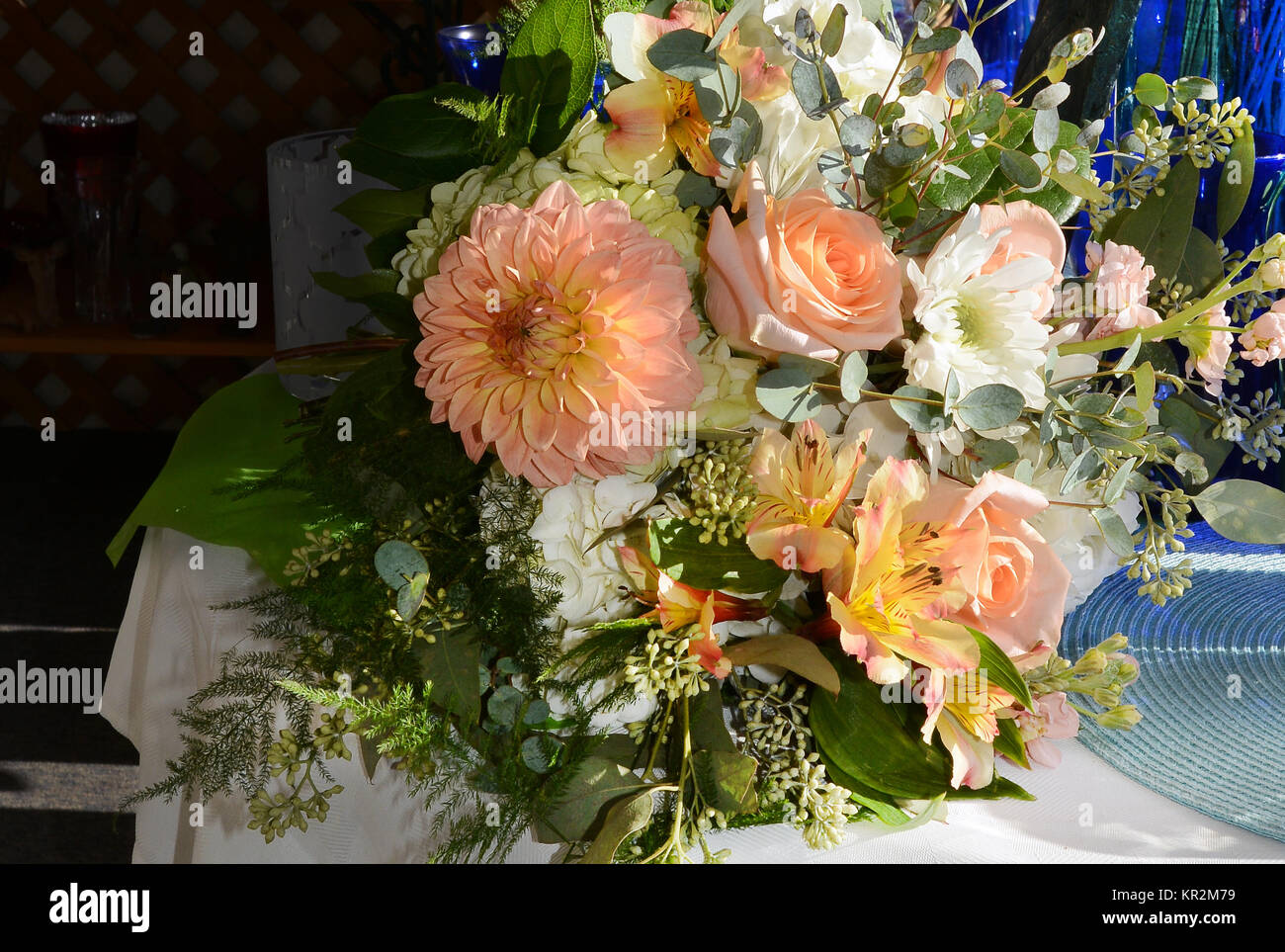 Foto von einem sonnigen Brautstrauß gefüllt mit Dahlien, Rosen, inkalilie, grüne Hortensien, Mamas, Lagerbestand und Eukalyptus. Perfekt für einen Garten Hochzeit. Stockfoto