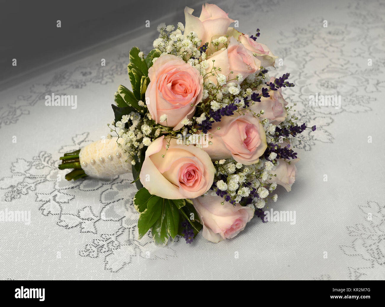 Foto von einem kleinen, romantischen nosegay Brautstrauß mit rosa Rosen, Atem, Zweige Lavendel, Spitze und Perlen. Perfekt für ein Vintage Hochzeit! Stockfoto
