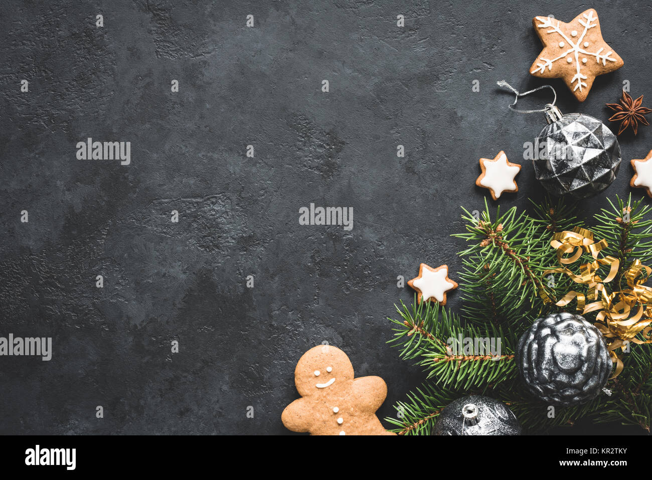 Stilvolle Weihnachten Hintergrund mit Vintage Spielzeug, Tannenbaum und Cookies auf schwarzen Stein Hintergrund. Ansicht von oben, kopieren Platz für Text. Stockfoto