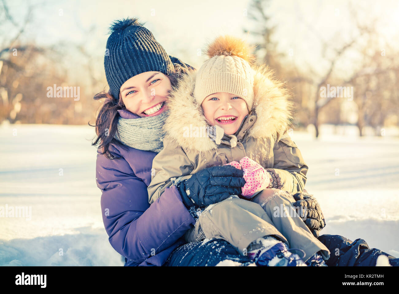 Mutter und Tochter spielen im Winter Tag Stockfoto