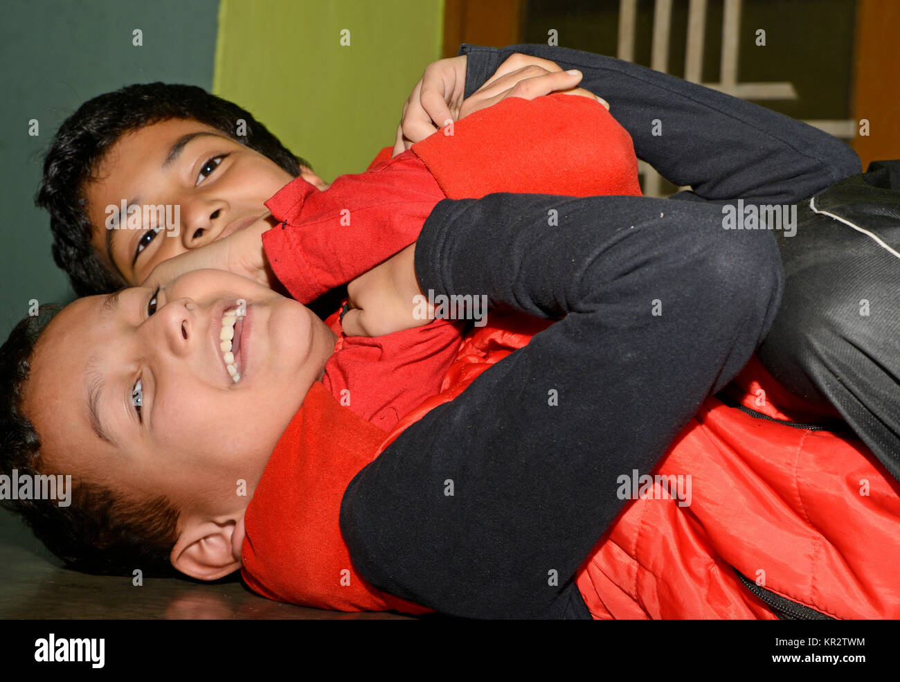 Zwei verärgerte Brüder kämpfen gegenseitig Stockfoto