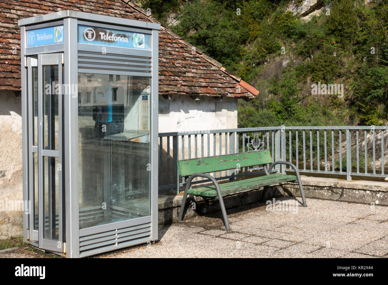 Alte Telefonzelle. Roncal Dorf. Navarra. Spanien Stockfoto