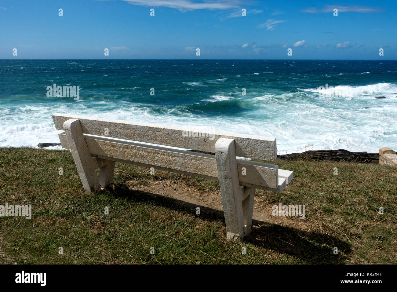 Sitzbank mit Blick auf das Meer. Cabo Higuer. Guipuzcoa. vasque Land. Spanien Stockfoto