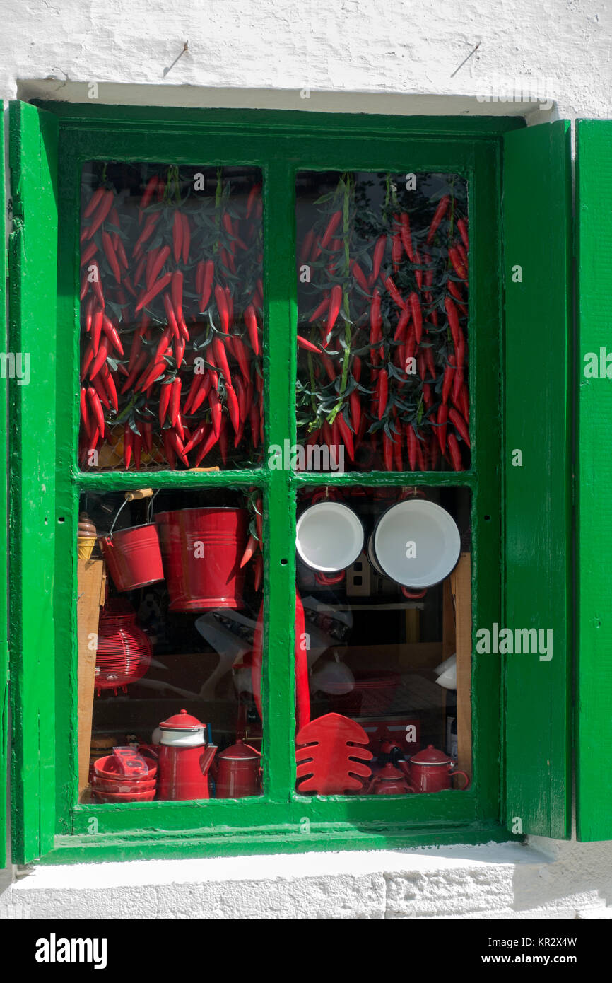 Alte Lebensmittelgeschäft verkaufen chili peppers Stockfoto