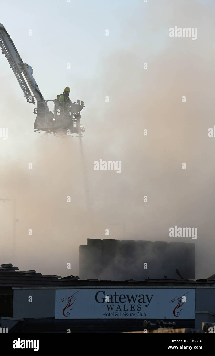 Notdienste an der Szene eines Feuers am Gateway to Wales Hotel in Deeside. Stockfoto