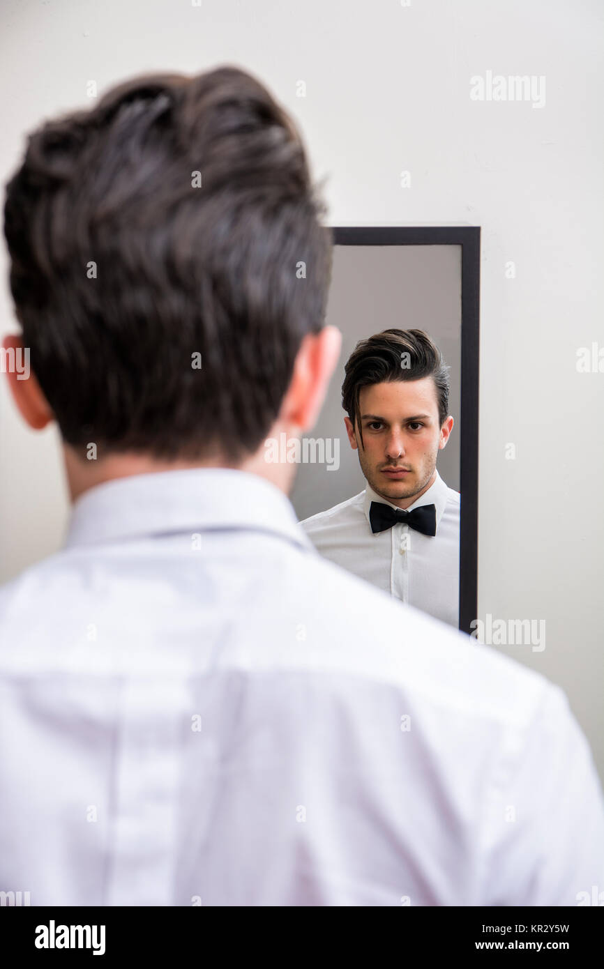 In der Nähe von schöner Mann in Bow-tie auf Spiegel Stockfoto