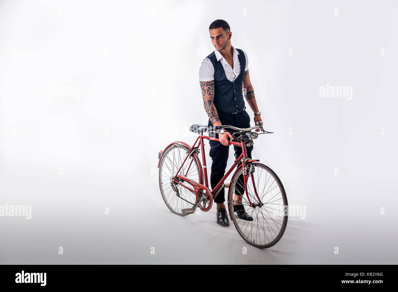 Tattoed eleganten Mann Radfahren auf dem Fahrrad Stockfoto