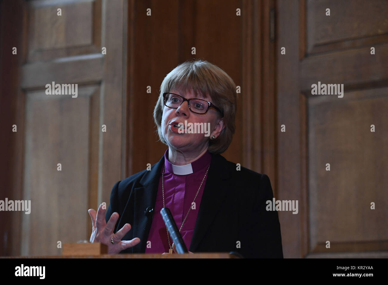 Der neue Bischof von London, der Right Reverend Sarah Elisabeth Mullally, bei einer Pressekonferenz an die St Paul's Kathedrale in London. Stockfoto