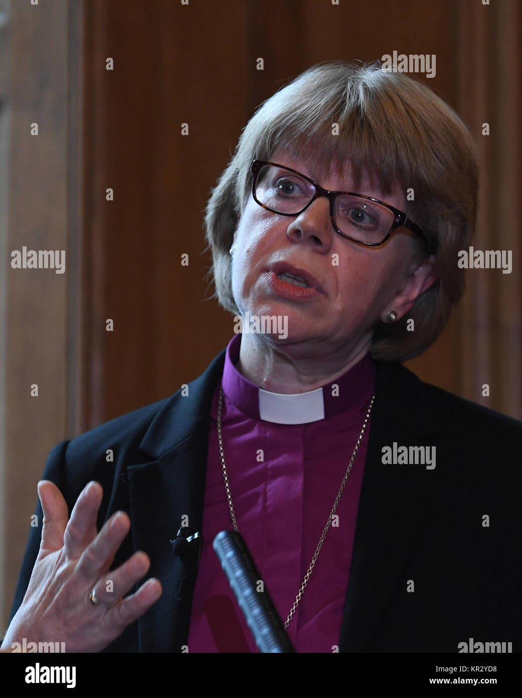 Der neue Bischof von London, der Right Reverend Sarah Elisabeth Mullally, bei einer Pressekonferenz an die St Paul's Kathedrale in London. Stockfoto