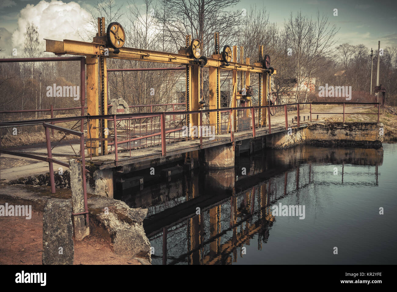 Vintage Damm auf der Oredezh River. Leningrader Oblast, Russland. Tonwertkorrektur Filter Stockfoto