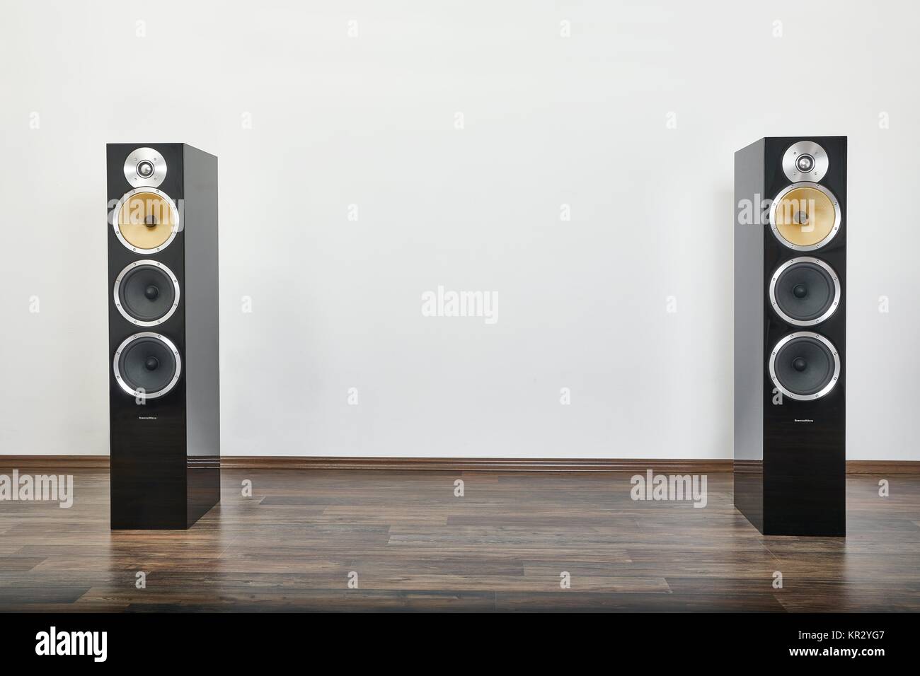 BUDAPEST, Ungarn - 30. NOVEMBER 2017: Bowers und Wilkins CM9 hifi Lautsprecher in einem Raum Stockfoto