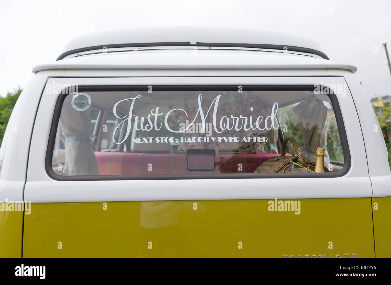 Vintage Volkswagen Van bei Hochzeitsempfang mit gerade verheirateten Zeichen Im hinteren Fenster Stockfoto