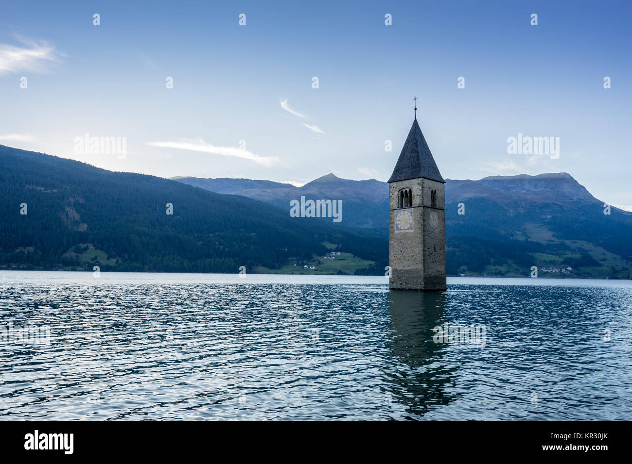 Kirche unter Wasser, ertrunken, Dorf, in den Bergen und Gipfeln im Hintergrund. Reschensee Reschen See Lago di Resia. Italien, Europa, Südtirol, Sout Stockfoto