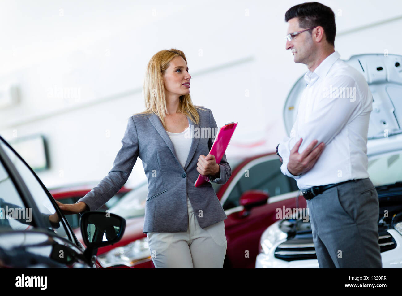 Professionelle Verkäufer Verkauf von Autos im Autohaus an Käufer Stockfoto