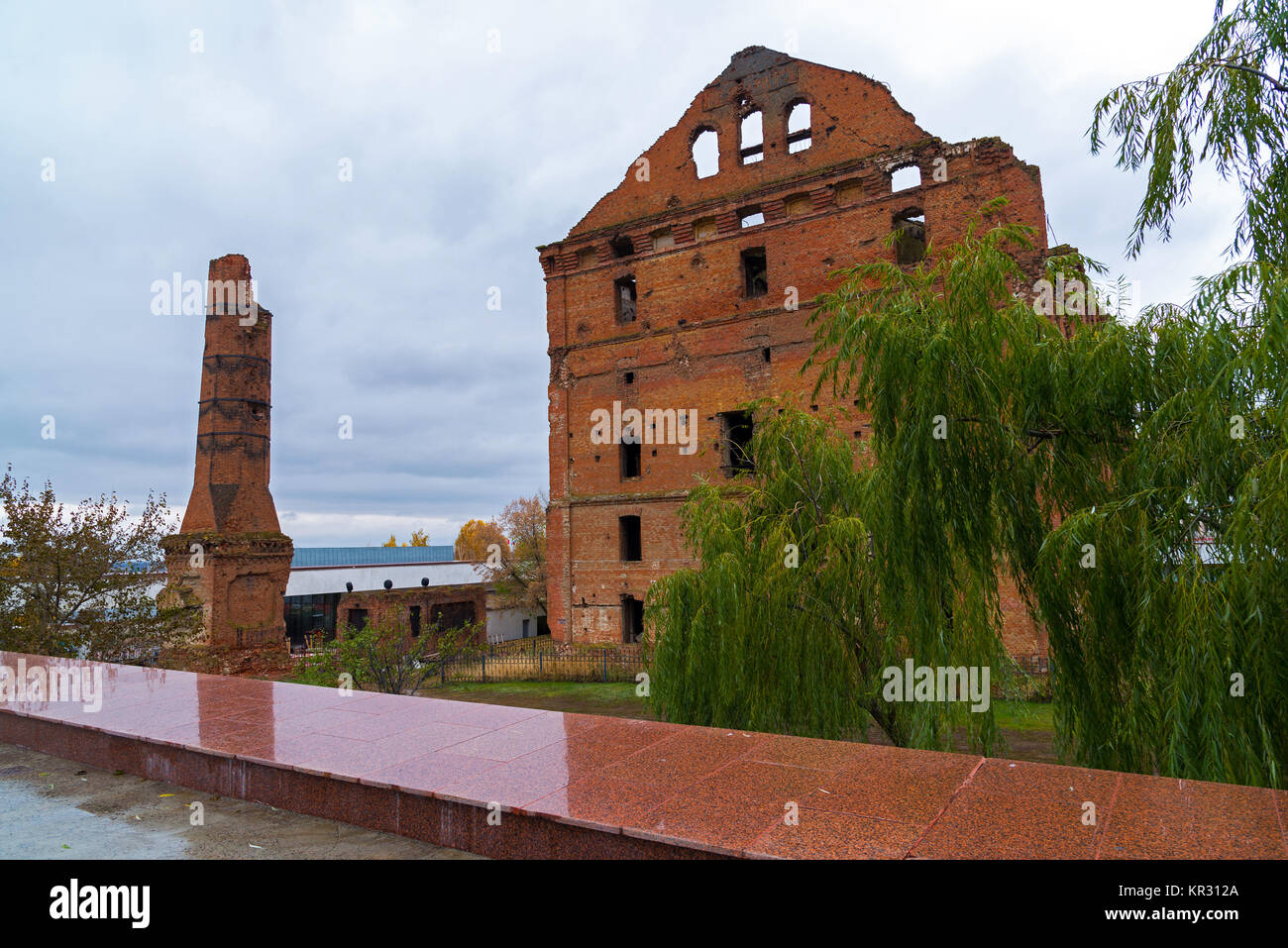 Gergardt Mühle - Bau von Dampf Mühle des frühen 20. Jahrhunderts, in der Schlacht von Stalingrad während des Zweiten Weltkrieges zerstört. Wolgograd, Russland Stockfoto Gergardt Mühle - Bau von Dampf Mühle des frühen 20. Jahrhunderts, in der Schlacht von Stalingrad während des Zweiten Weltkrieges zerstört. Wolgograd, Russland Stockfoto