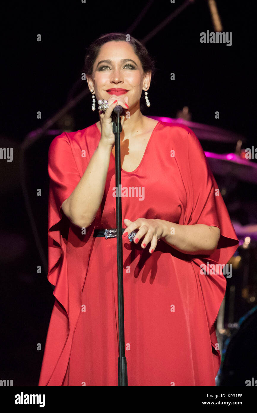 Pink Martini mit China Forbes auf der Bühne bei einem Konzert anlässlich der Monte Carlo Sporting Sommerfest auf 2017/08/05 Stockfoto