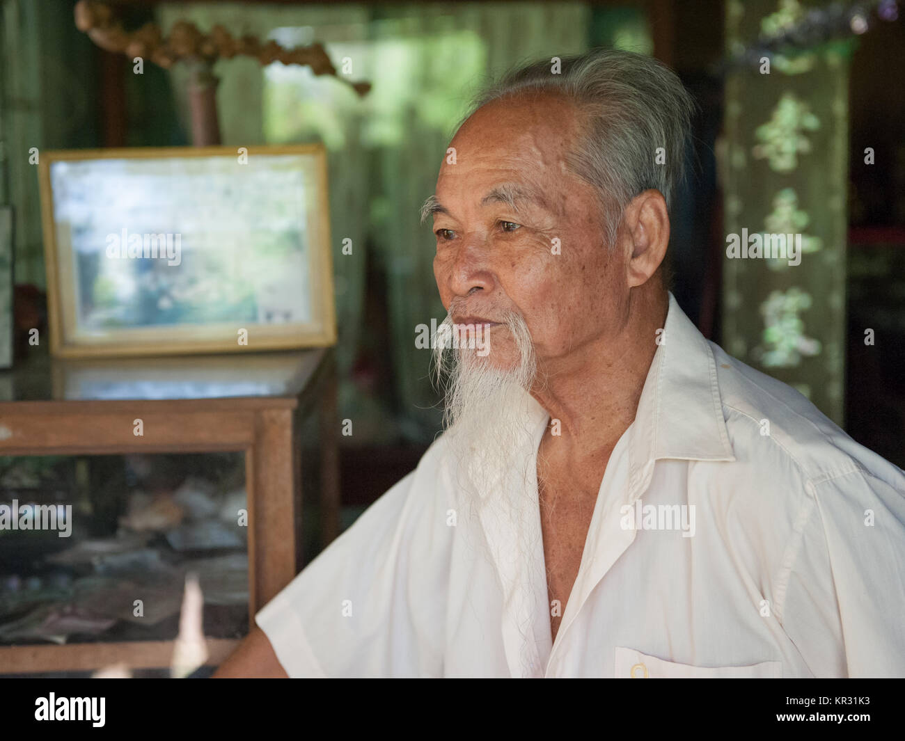 Porträt einer lebhafte 89-Jährige vietnamesische Mann im Mekong Delta in der Nähe von Vinh Long im Mekong Delta. Stockfoto