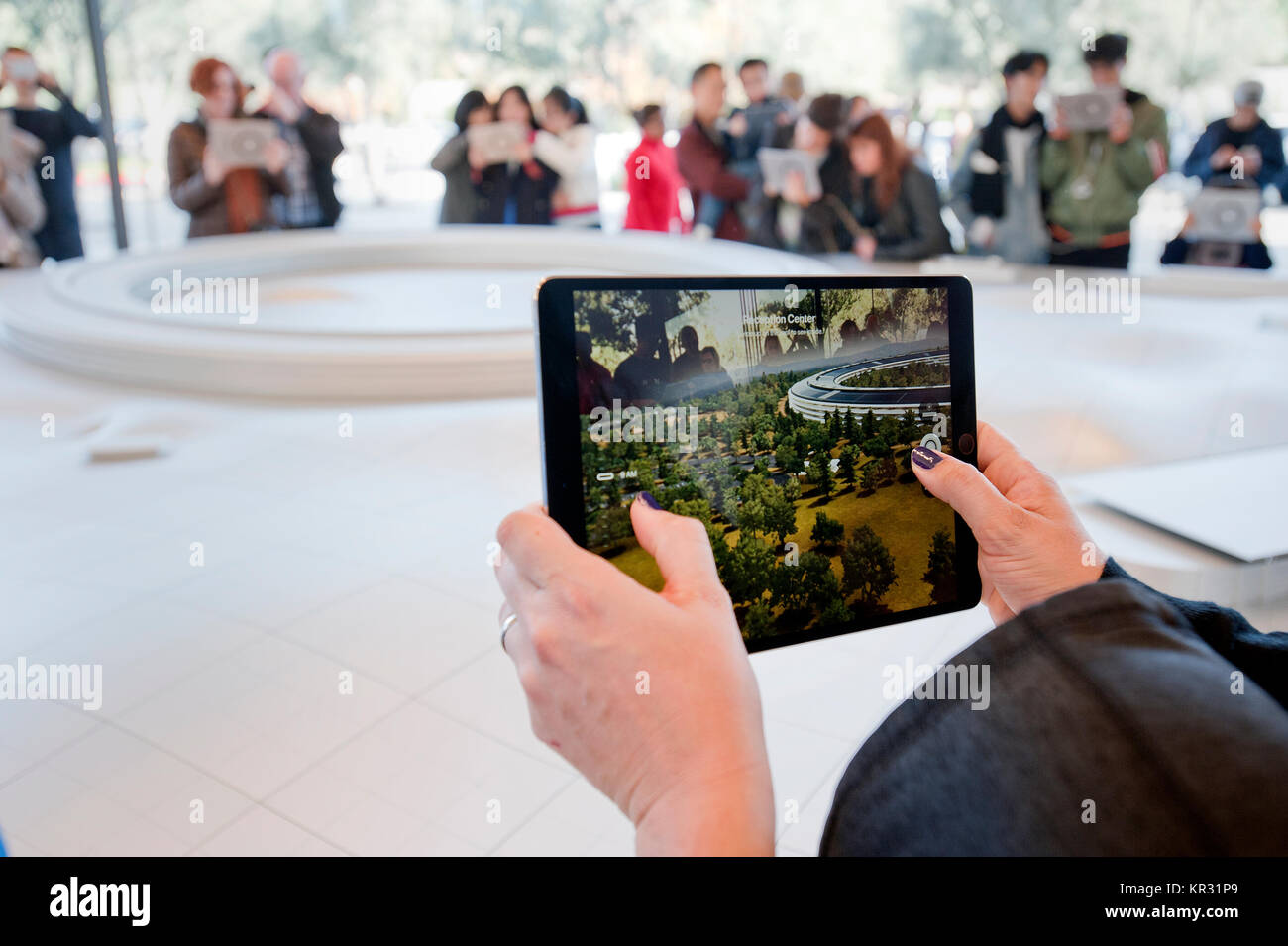 Besucher mit einem iPad, mit Augmented Reality, auf der neuen Apple Park Visitor Center. Cupertino, Kalifornien. Stockfoto