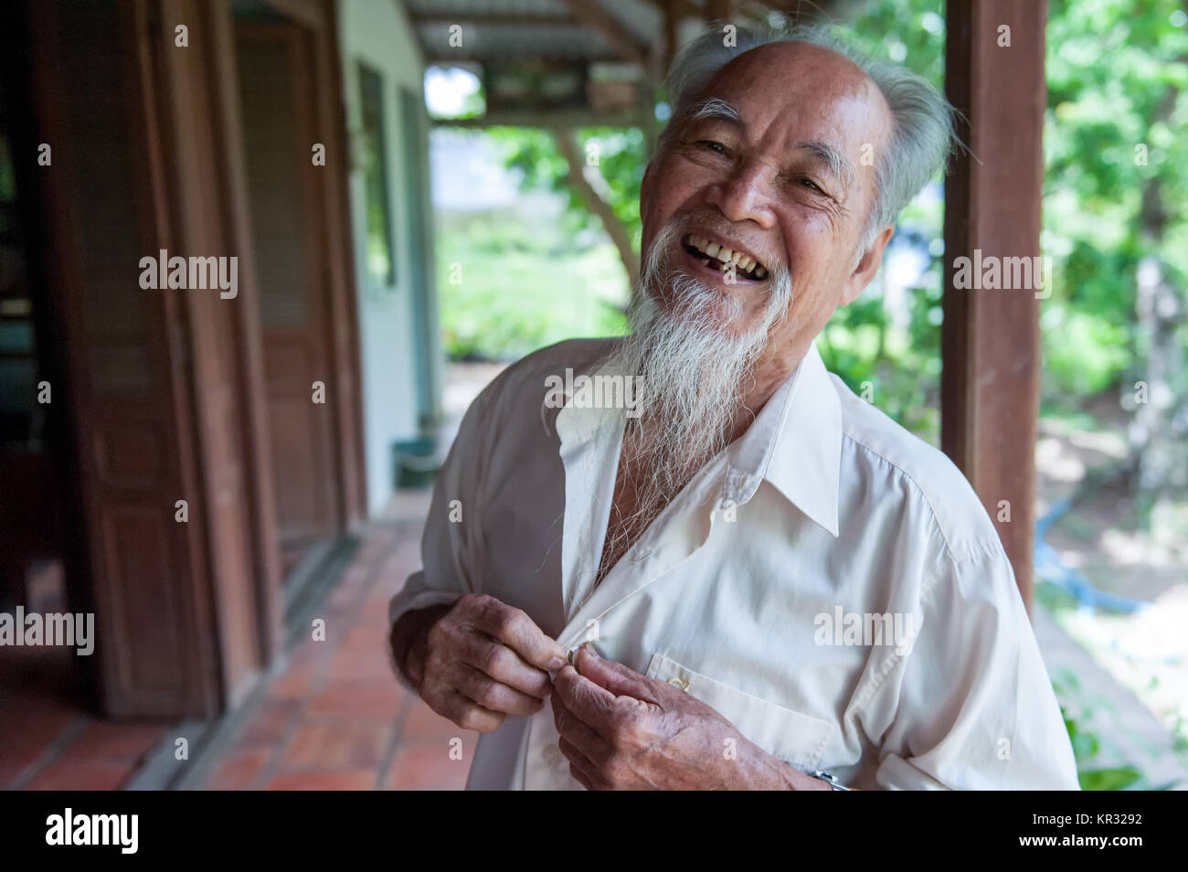 Porträt einer lebhafte 89-Jährige vietnamesische Mann im Mekong Delta in der Nähe von Vinh Long im Mekong Delta. Stockfoto