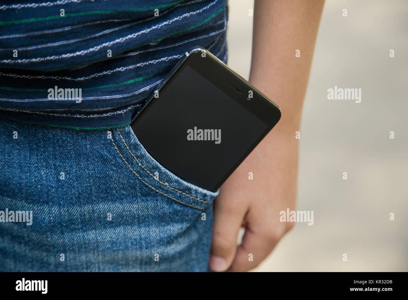 Detailansicht des modernen BlackBerry-Smartphone mit Touchscreen im Inneren der Tasche Blue Denim Jeans. Horizontale Color Foto. Stockfoto