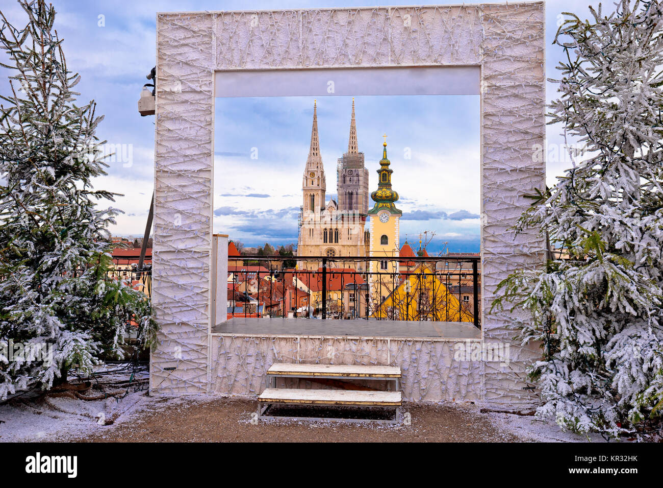 Kathedrale Von Zagreb Und Stadtbild Advent Beruhmte Sehenswurdigkeiten Der Kroatischen Hauptstadt Stockfotografie Alamy