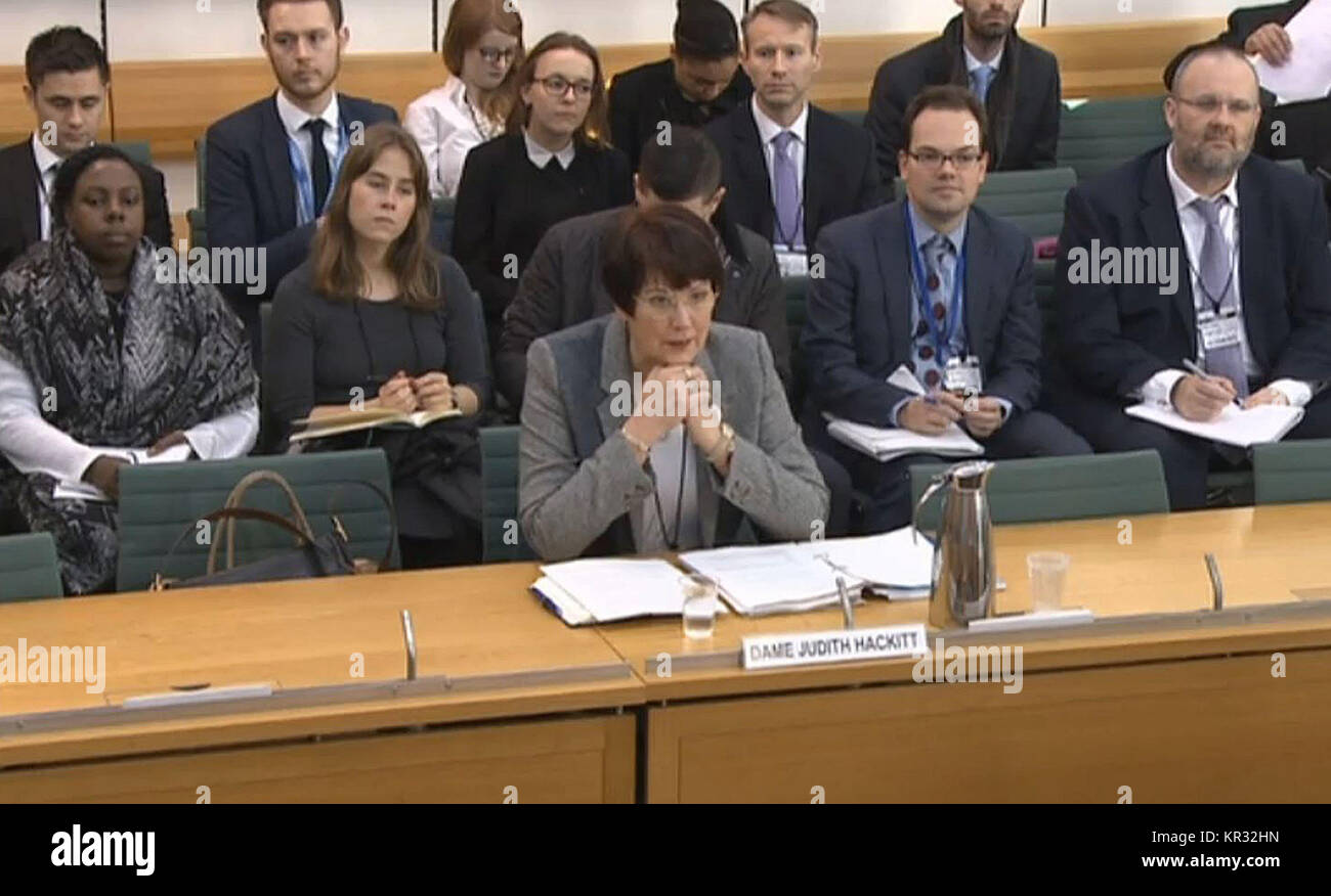 Dame Judith Hackitt, Vorsitzender der unabhängigen Überprüfung von Gebäude- und Brandschutz, die nach der Grenfell Turm Tragödie, gibt Hinweise zu den Gemeinschaften und lokale Regierung Ausschuß in Portcullis House in London. Stockfoto