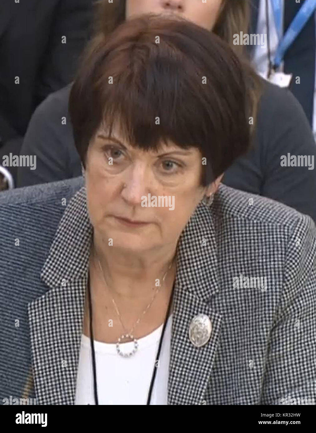 Dame Judith Hackitt, Vorsitzender der unabhängigen Überprüfung von Gebäude- und Brandschutz, die nach der Grenfell Turm Tragödie, gibt Hinweise zu den Gemeinschaften und lokale Regierung Ausschuß in Portcullis House in London. Stockfoto