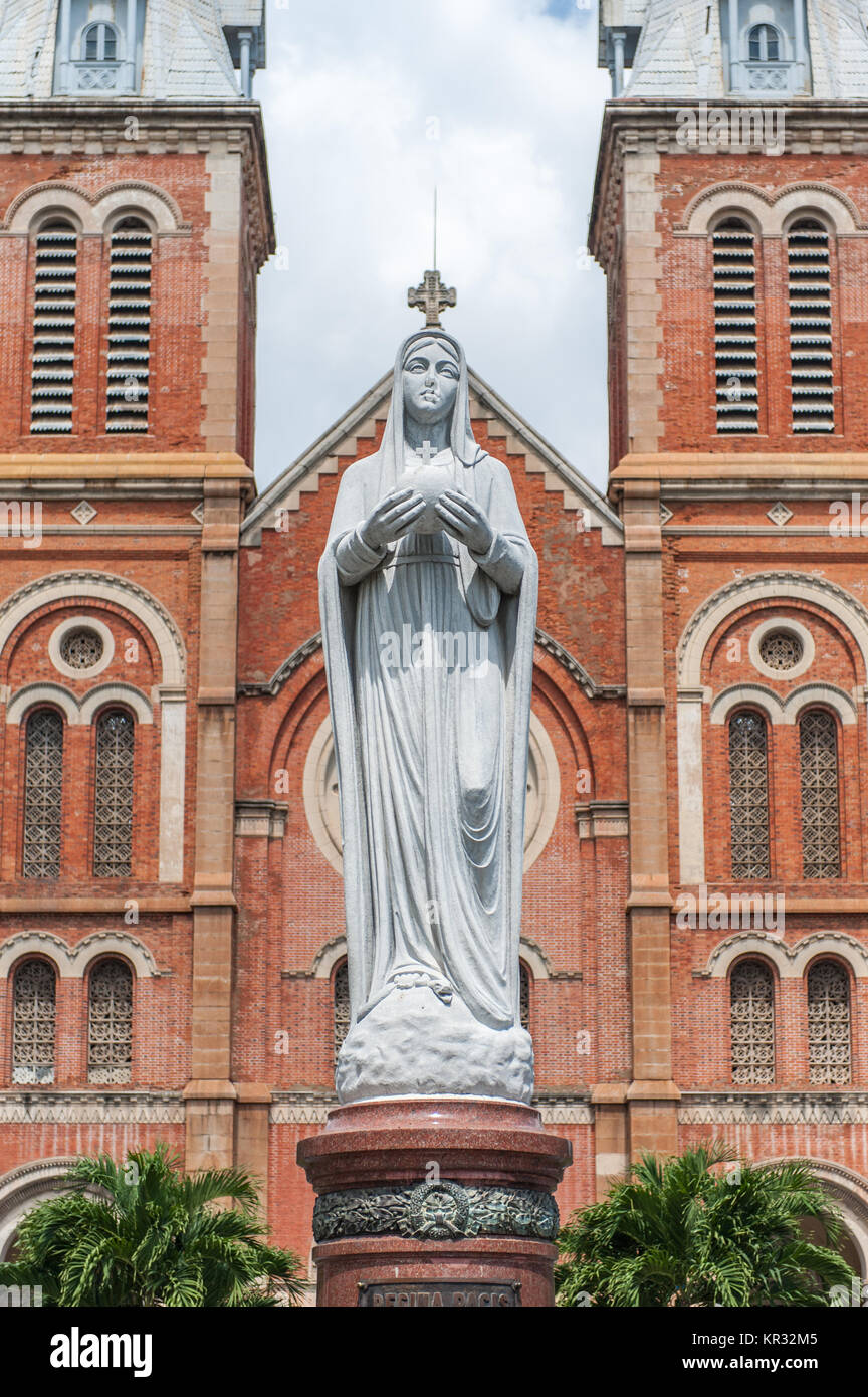 Die katholische Kathedrale Notre Dame de Saigon in Ho Chi Minh Stadt. Notre Dame ist eines der Symbole von Saigon und wurde 1880 von französischen Siedlern abgeschlossen. Stockfoto