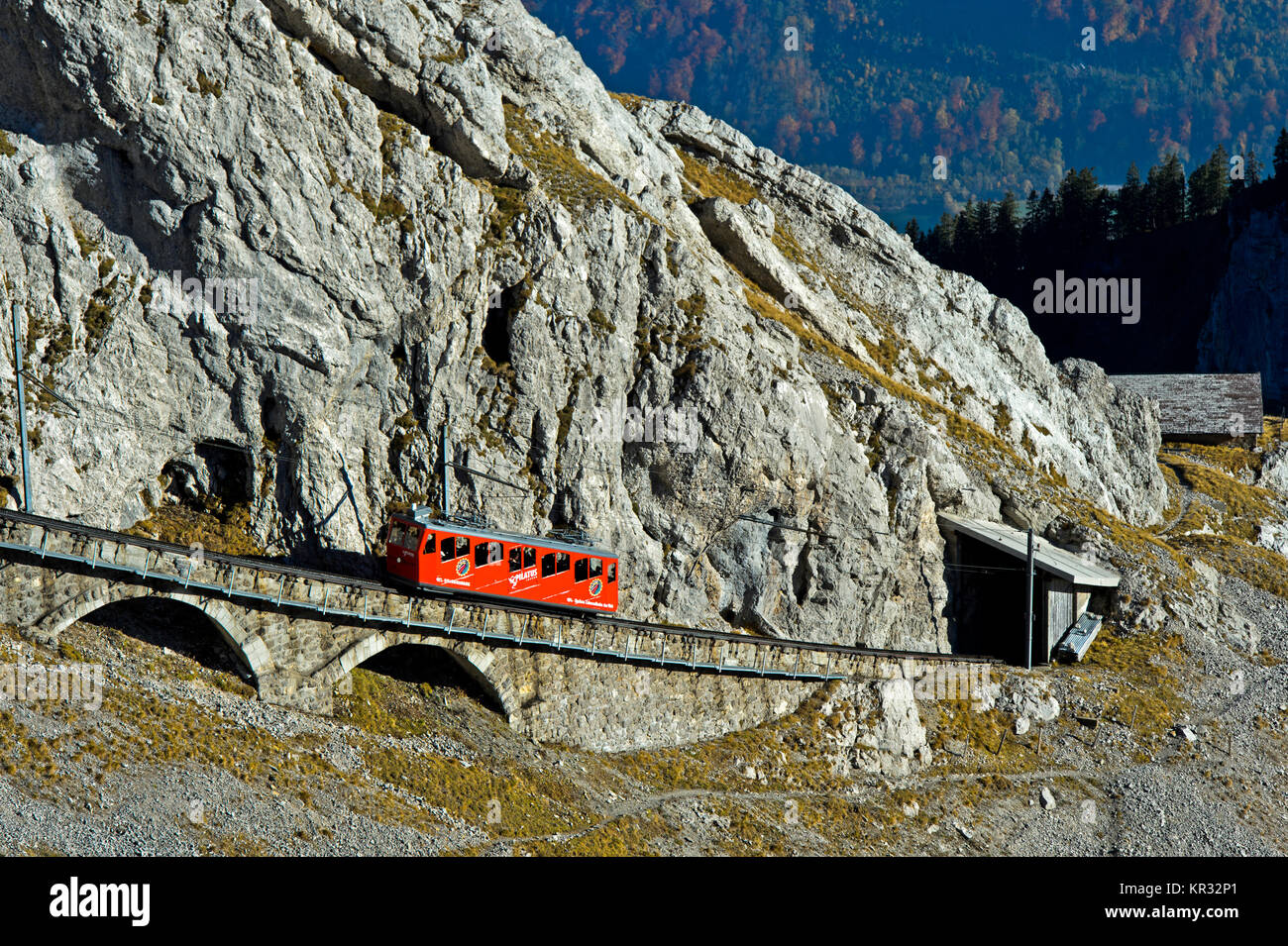 Rote Triebwagen der Pilatus Eisenbahn in eine steile Passage, in der Pilatus massiv, Alpnachstad in der Nähe von Luzern, Schweiz Stockfoto