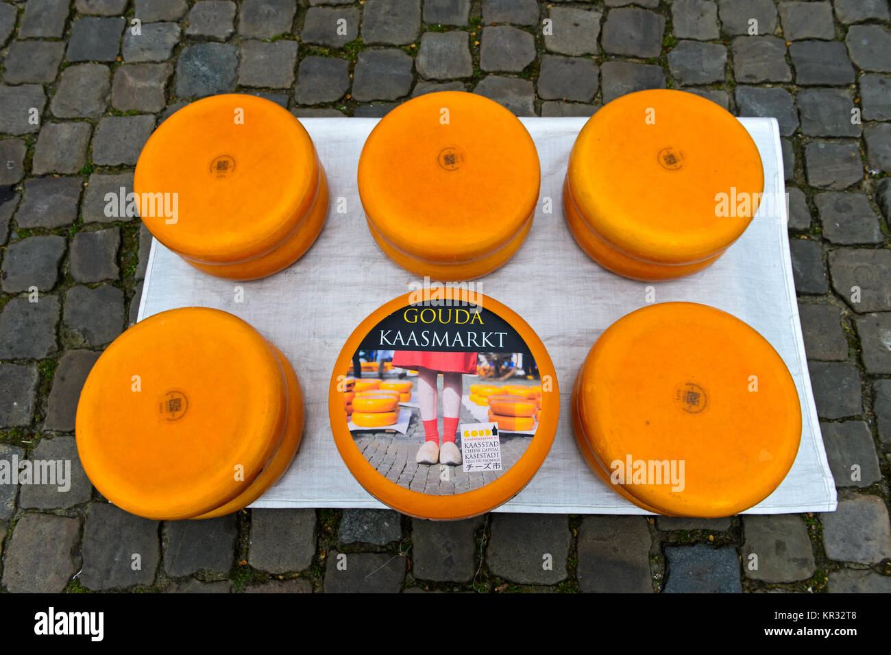 Gouda Käse Räder stapelten sich auf dem Käsemarkt, Gouda, Niederlande Stockfoto