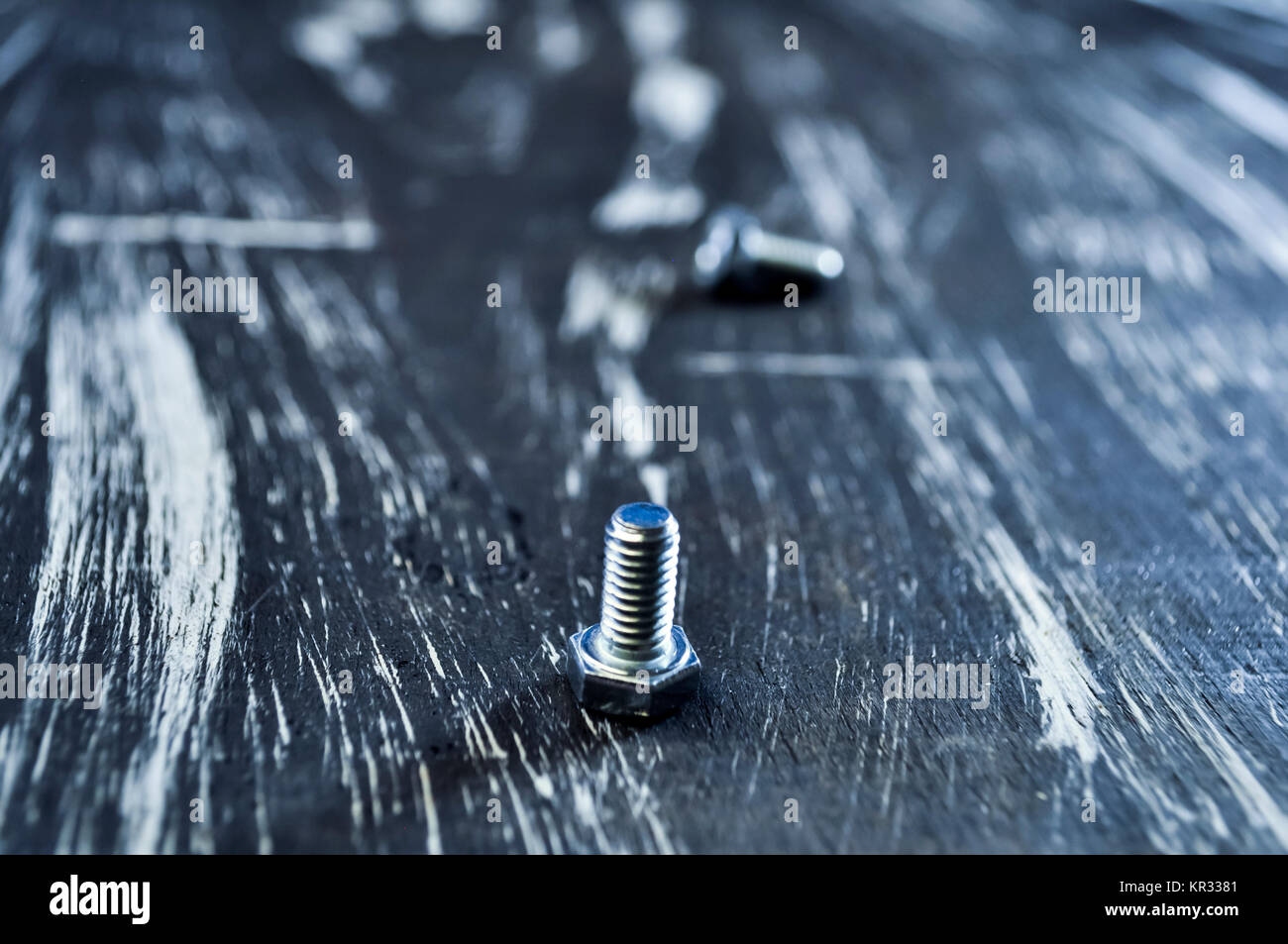 Muttern für Reparaturen liegen auf einem Holztisch. Bügeleisen Muttern und Schrauben f Stockfoto