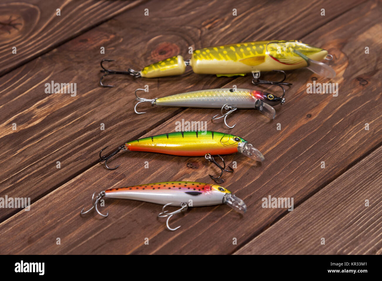 Bunte lockt mit der Angelrute auf der hölzernen Pier. Stockfoto