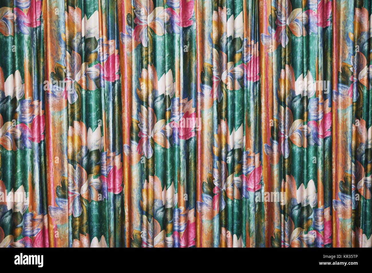 Bunte Vorhänge in einem Hotel Stockfoto