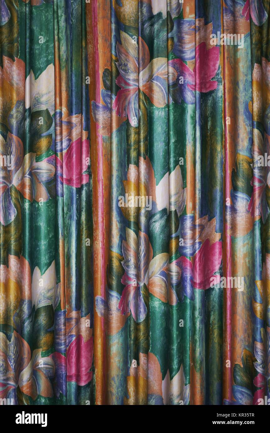 Bunte Vorhänge in einem Hotel Stockfoto