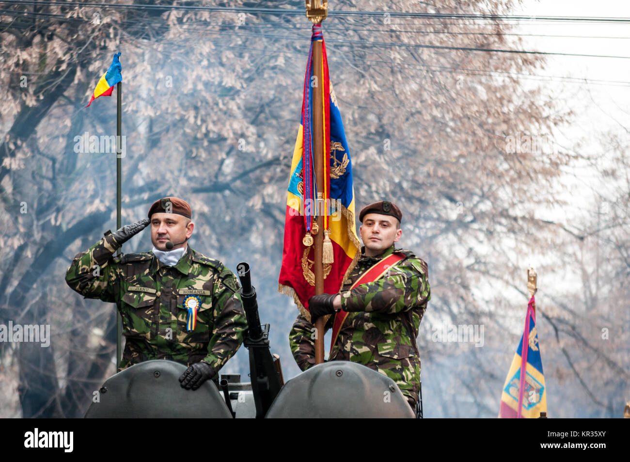 TIMISOARA, Rumänien - Dezember 1, 2017: Zwei Soldaten der militärischen Gruß am National Day Parade in Rumänien. Militärische armored Personal Carri Stockfoto