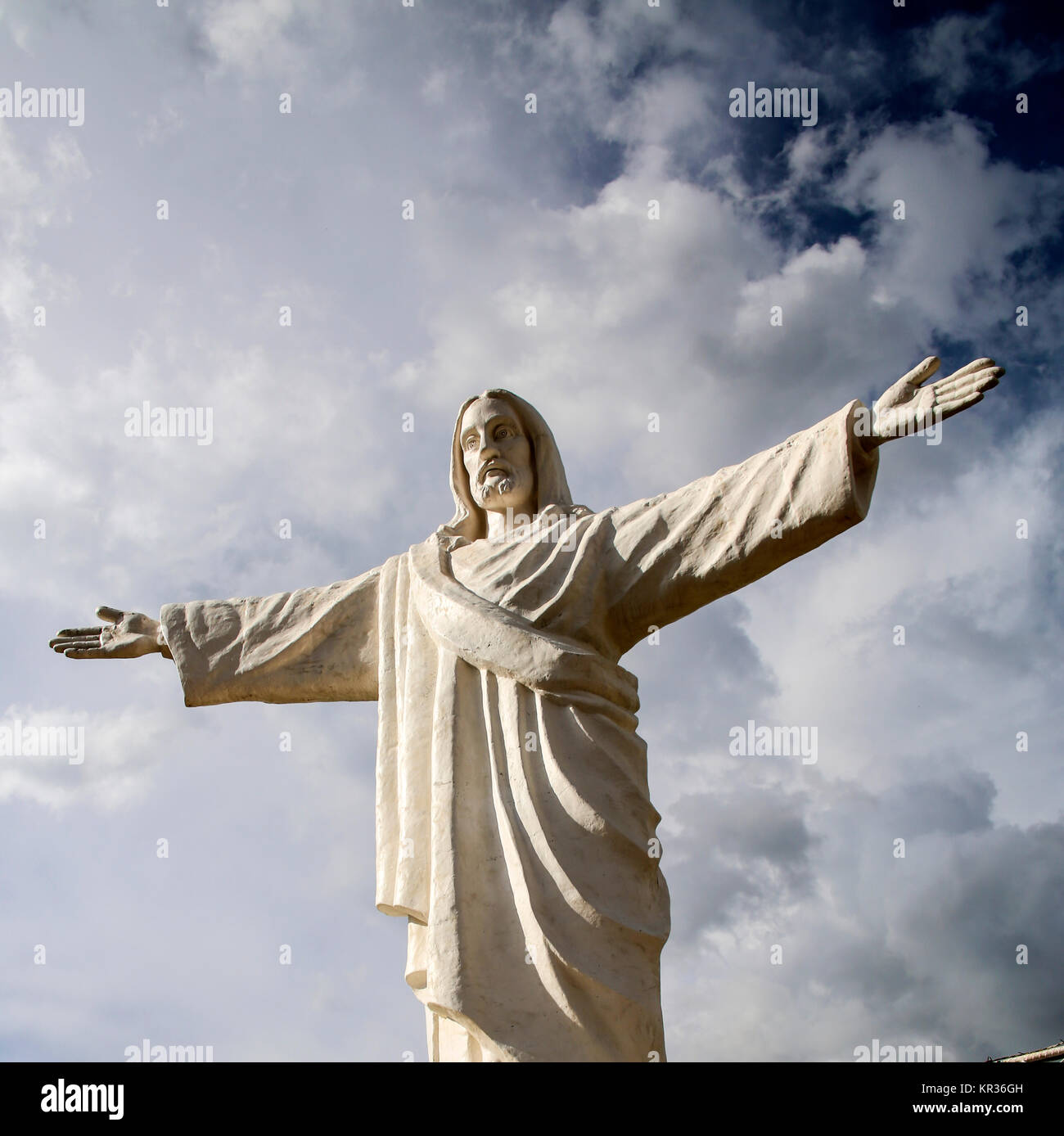 Statue von Jesus Christus in Peru unter dunklen Wolken Stockfoto