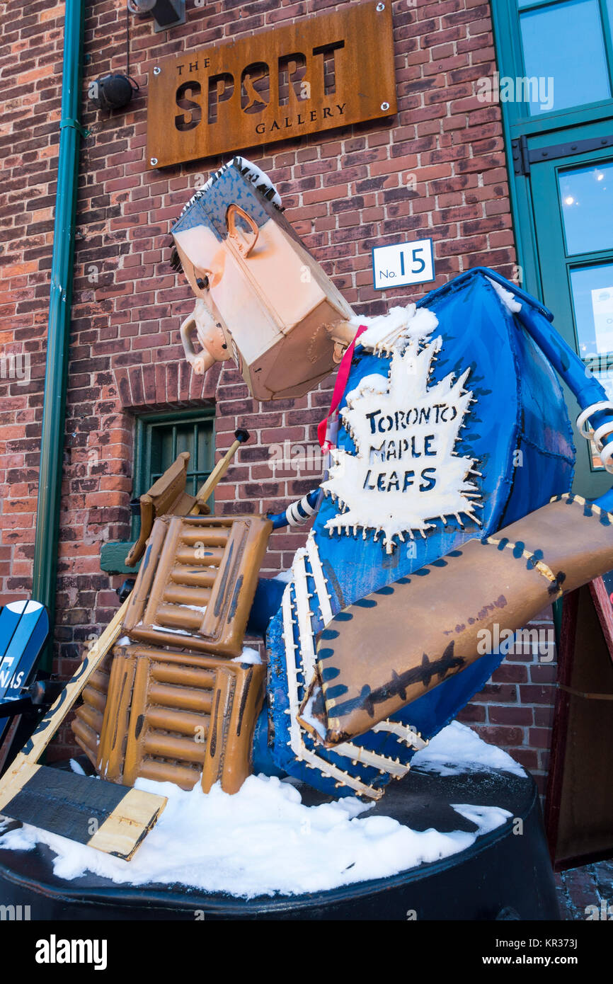Eine "Junk-e-Kunst"-Skulptur von einem Eishockey-Torwart von Patrick Amiot auf dem Display in der Distillery District of Toronto Kanada Stockfoto