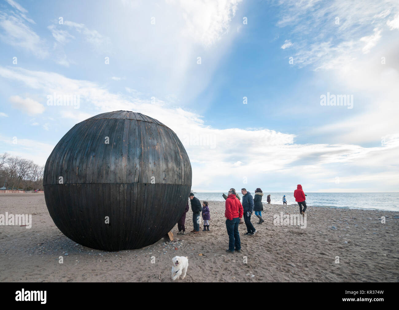 "Im Bauch des Bären' ist eine schwarze Orb und Fell innen, die Teil der Strand Erwärmung station Design Wettbewerb ausgerichtet Stockfoto