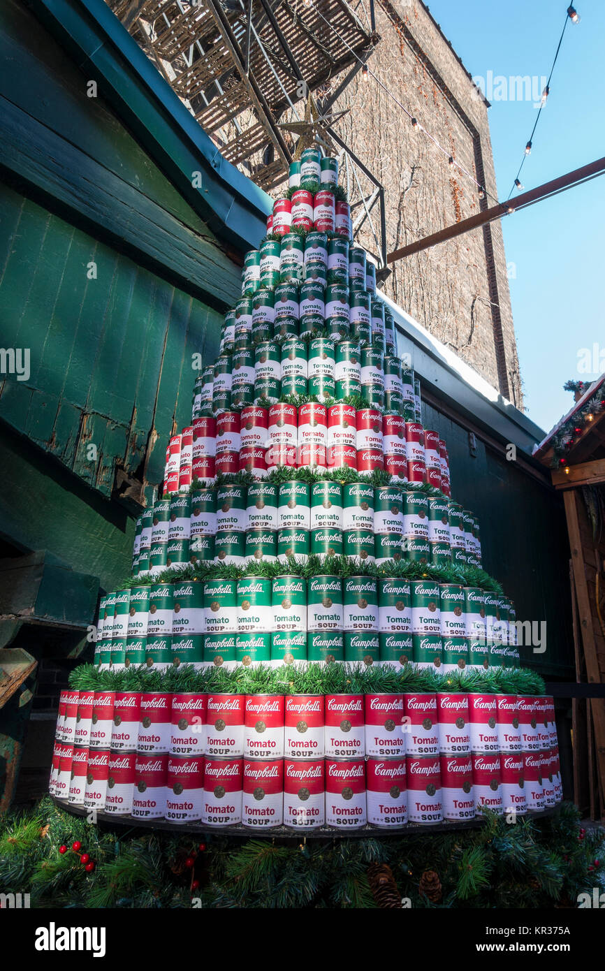 Ein Stapel von Campbell Suppendosen arrangiert einen Weihnachtsbaum auf dem Weihnachtsmarkt in Toronto's Historic Distillery District zu vertreten Stockfoto