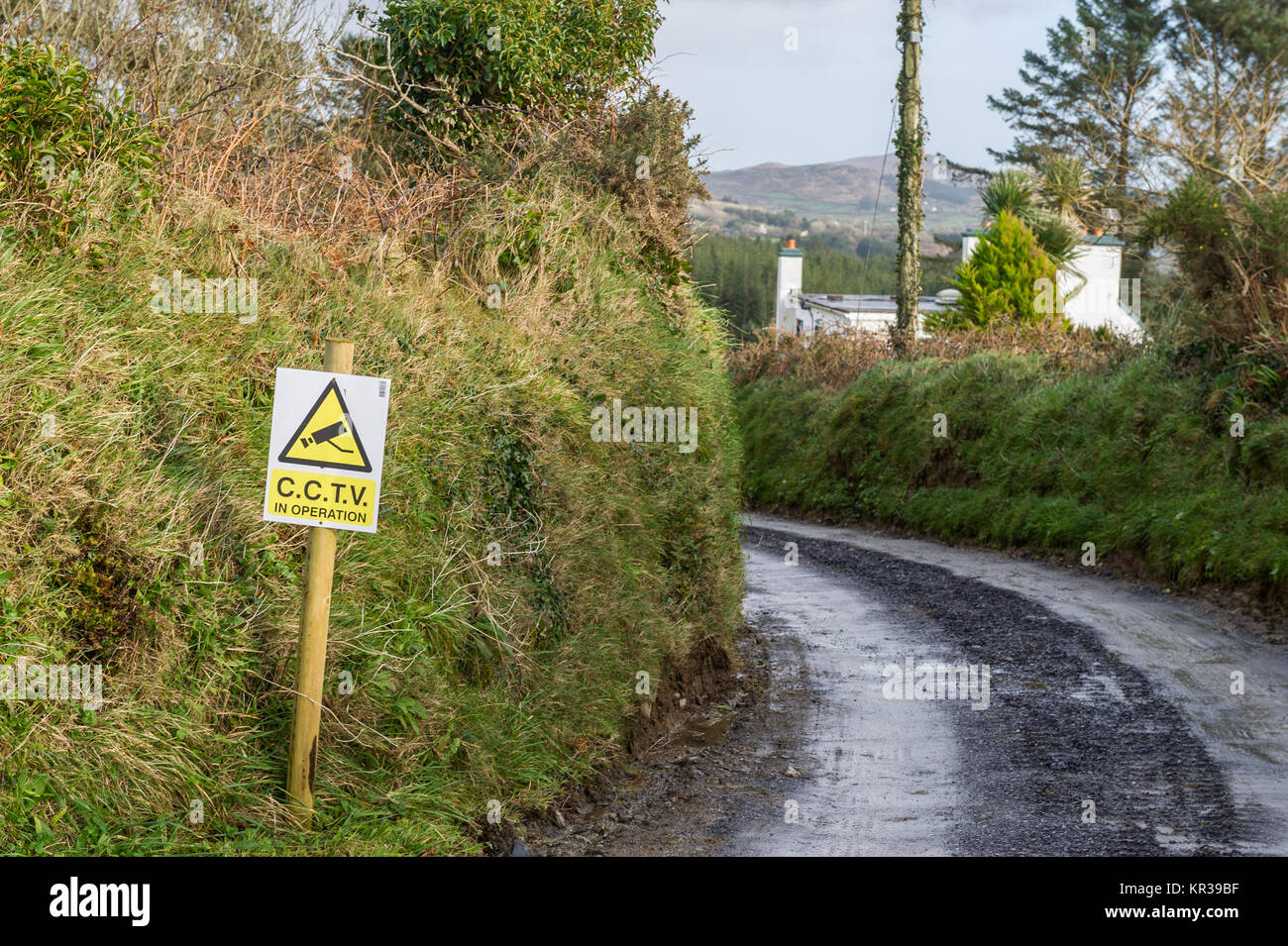 C.C.T.V. in Betrieb Zeichen Schutz ein ländliches Anwesen in Ballydehob, West Cork, Irland. Stockfoto