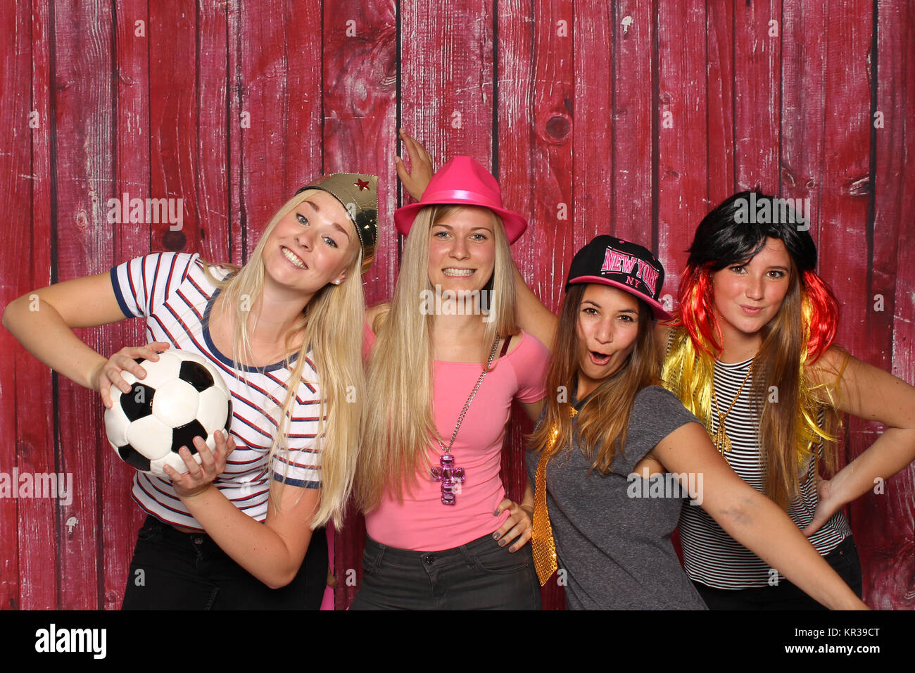 Verschleierte Mädchen mit Fußball-Party mit Photo Booth Stockfoto