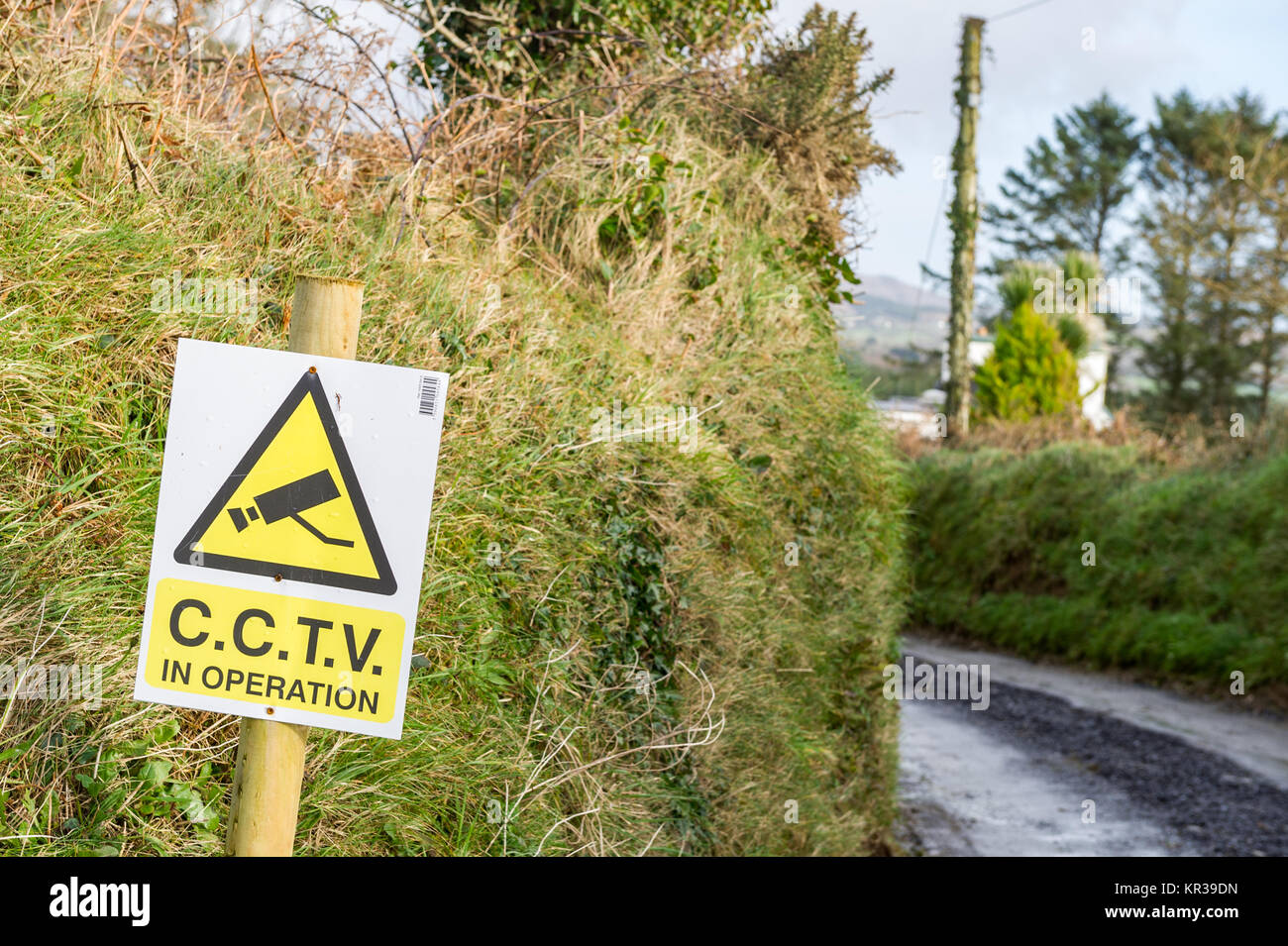 C.C.T.V. in Betrieb Zeichen Schutz ein ländliches Anwesen in Ballydehob, West Cork, Irland. Stockfoto