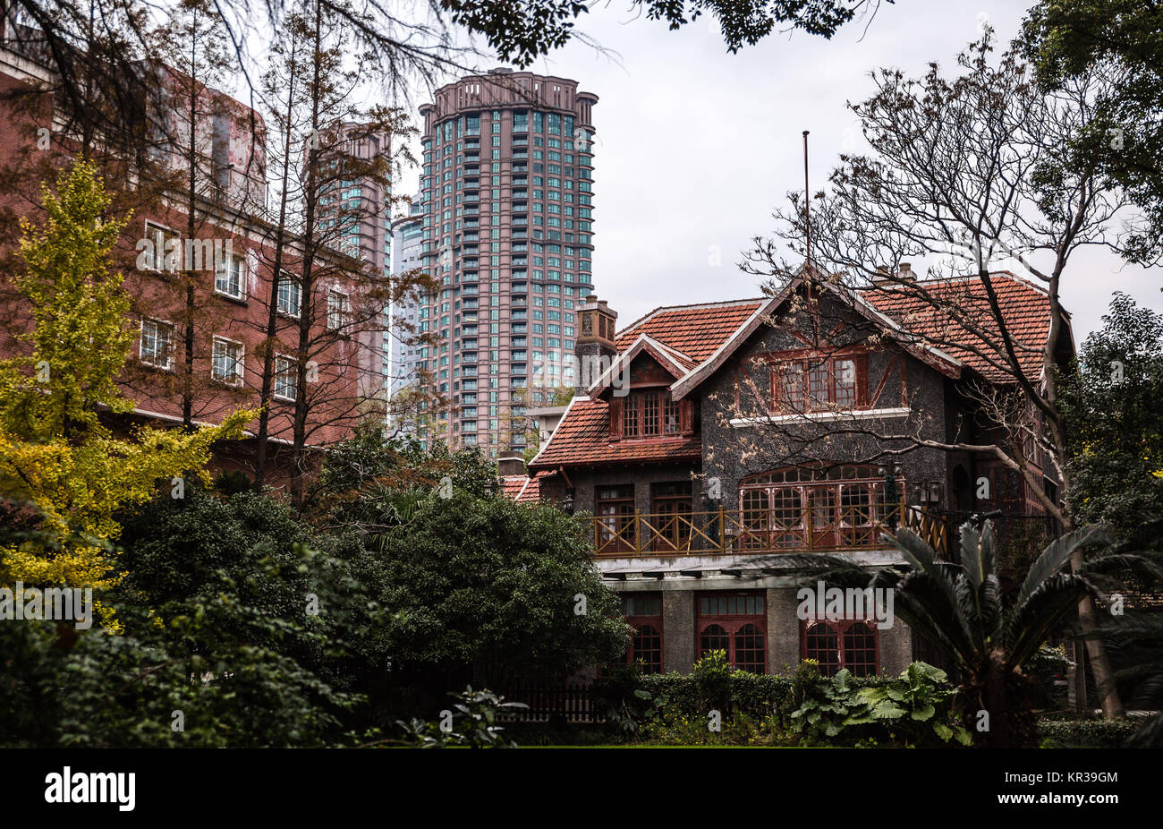 Shanghai China traditionelle Haus Altbau und neue moderne Skyskraper Turm Stockfoto