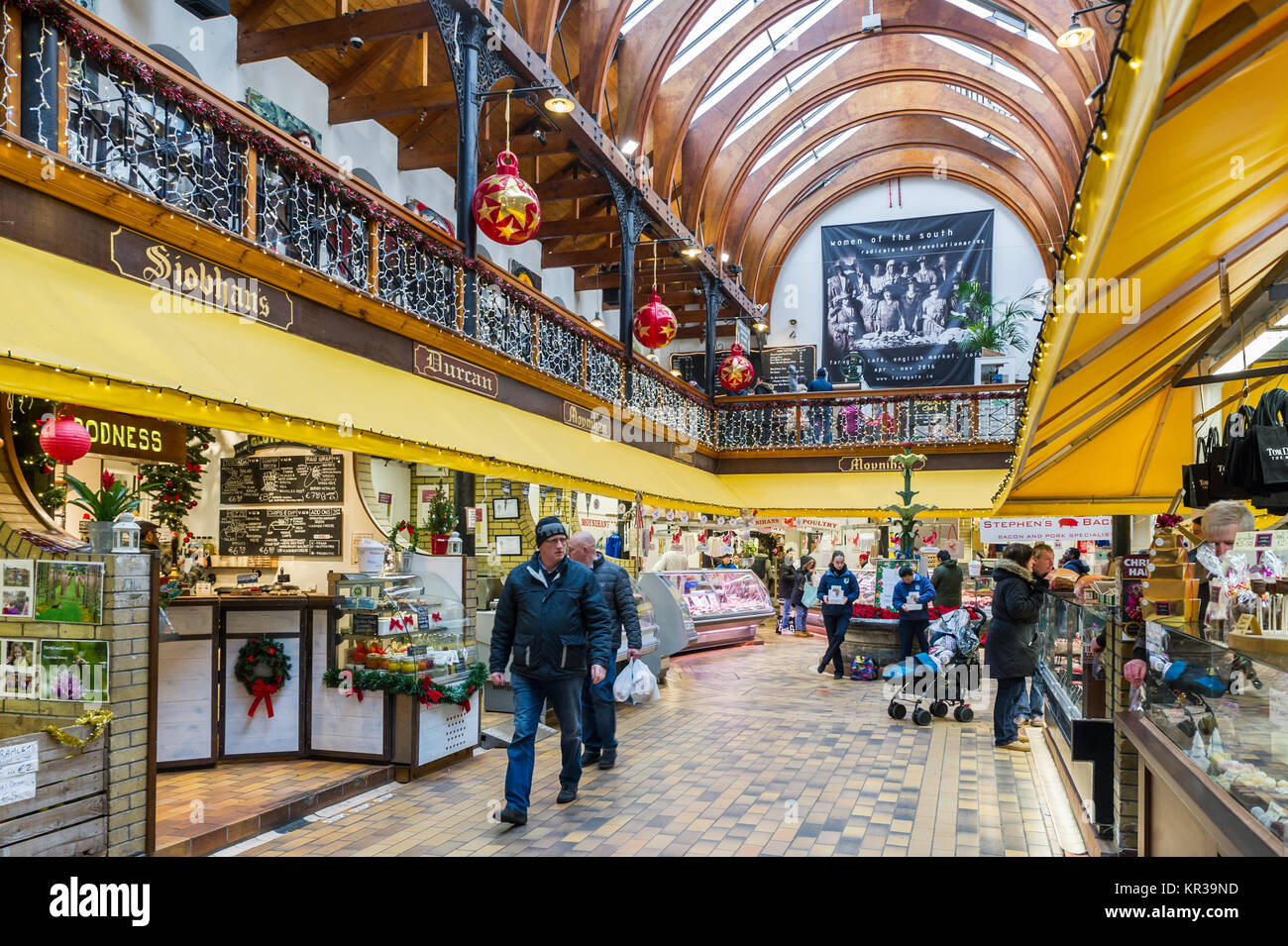 English Market, Cork, Irland im Vorfeld von Weihnachten mit Weihnachtseinkäufern und Weihnachtsdekorationen. Stockfoto