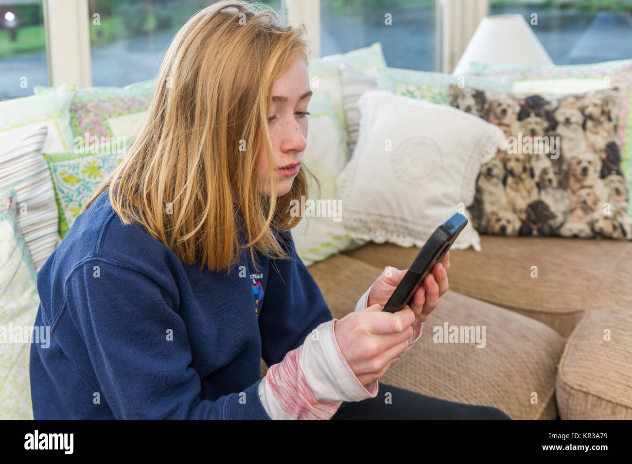 Mädchen im Alter von 10 mit einem Smartphone. Stockfoto