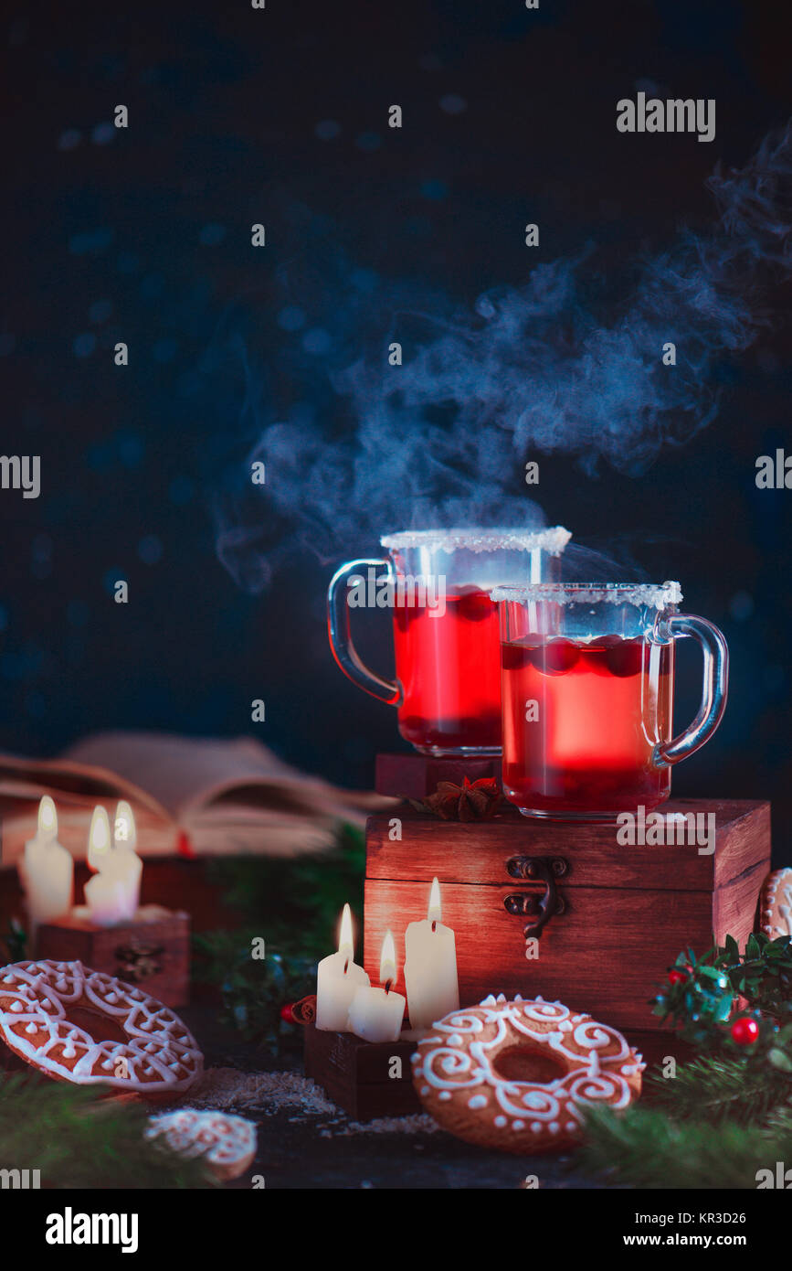 Zwei Tassen berry heißen Getränk in einer Nachtaufnahme mit Lebkuchen und Kerzen. Urlaub kochen Konzept. Kopieren Sie Platz. Stockfoto
