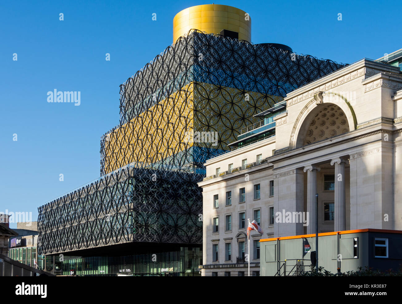 Die Bibliothek von Birmingham Gebäude (Mecanoo 2013), und die Baskerville Gebäude (T. Cecil Howitt 1938), Centenary Square, Birmingham, England, Großbritannien Stockfoto