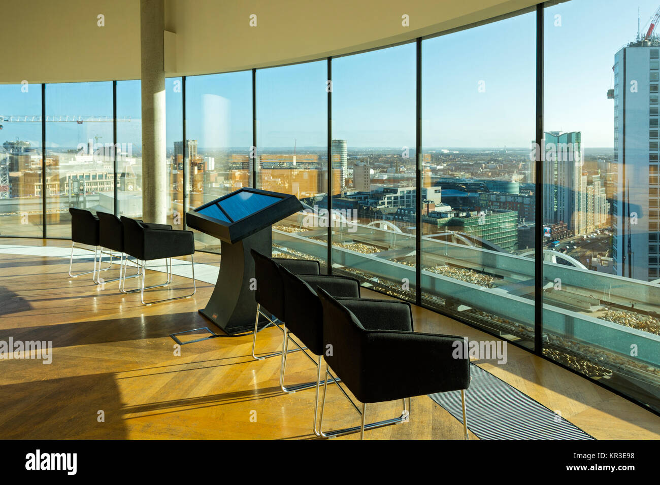 Die Skyline Sicht Anzeigebereich in der Bibliothek von Birmingham, Centenary Square, Birmingham, England, Großbritannien Stockfoto