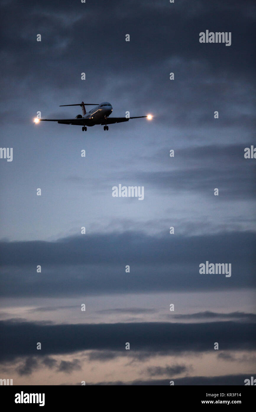 Passagierflugzeug fliegen in den Wolken Stockfoto